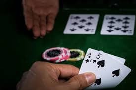 Ilustrasi tampilan mobile sportsbook dan permainan kasino online vodka138